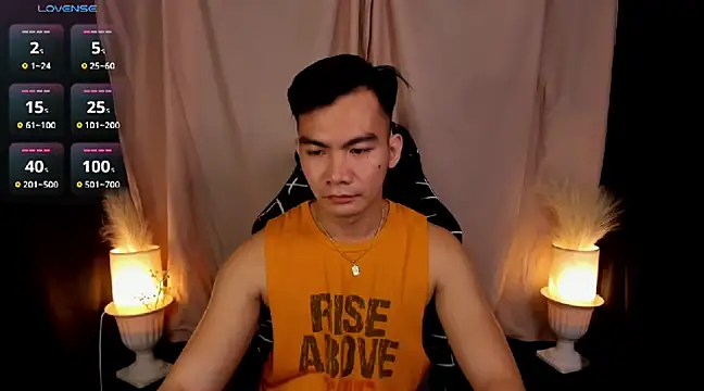 Snapshot of 000batman000 chatting on February 18, 1:33 pm 000batman000 online show from February 18, 1:33 pm