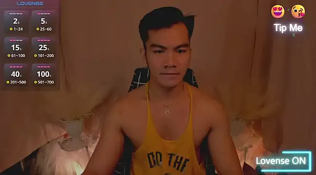 Snapshot of 000batman000 chatting on December 6, 11:19 pm 000batman000 online show from December 6, 11:19 pm