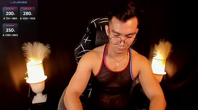 Snapshot of 000batman000 chatting on March 13, 3:54 am 000batman000 online show from March 13, 3:54 am