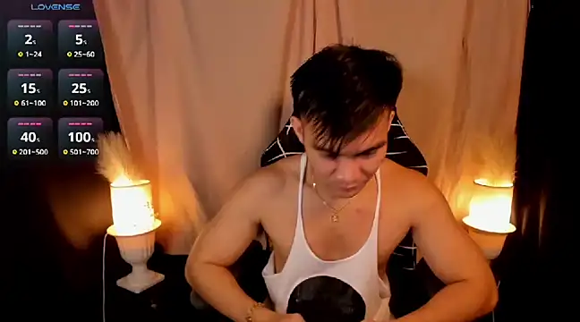 Snapshot of 000batman000 chatting on February 21, 10:28 am 000batman000 online show from February 21, 10:28 am