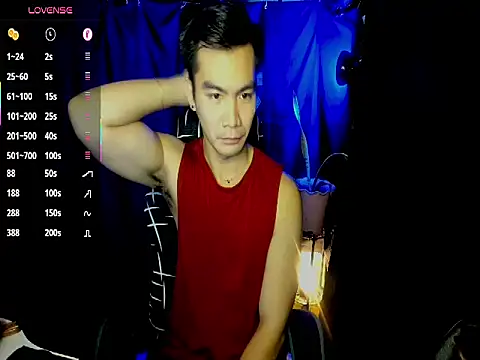 Snapshot of 000batman000 chatting on February 20, 2:19 am 000batman000 online show from February 20, 2:19 am