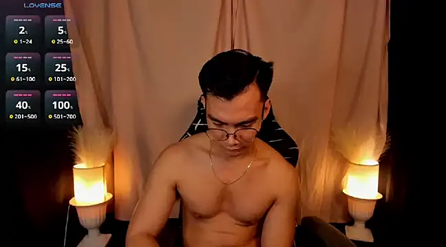 Snapshot of 000batman000 chatting on February 5, 8:21 am 000batman000 online show from February 5, 8:21 am