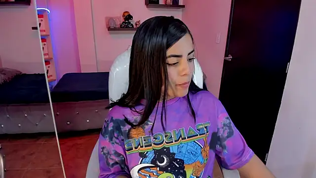 Snapshot of Catalinaa_martinez chatting on February 21, 8:38 pm Catalinaa martinez online show from February 21, 8:38 pm