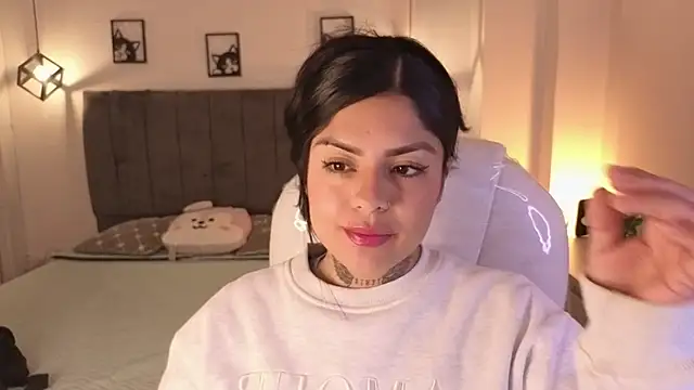 Snapshot of Catalinaa_martinez chatting on October 13, 3:19 am Catalinaa martinez online show from October 13, 3:19 am