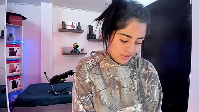 Snapshot of Catalinaa_martinez chatting on February 24, 7:30 pm Catalinaa martinez online show from February 24, 7:30 pm