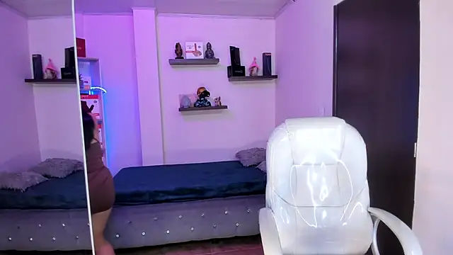 Snapshot of Catalinaa_martinez chatting on February 8, 8:53 pm Catalinaa martinez online show from February 8, 8:53 pm