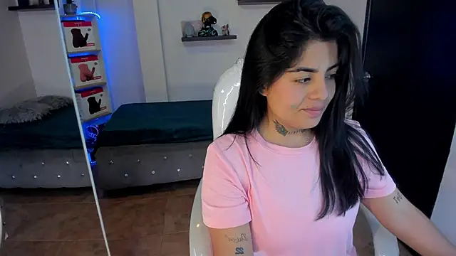 Snapshot of Catalinaa_martinez chatting on February 15, 8:45 pm Catalinaa martinez online show from February 15, 8:45 pm