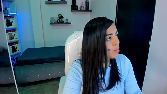 Snapshot of Catalinaa_martinez chatting on February 14, 8:37 pm Catalinaa martinez online show from February 14, 8:37 pm