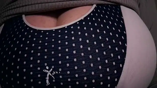 Snapshot of AnnyelinnaLove chatting on December 5, 9:23 pm AnnyelinnaLove online show from December 5, 9:23 pm