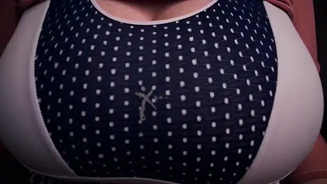 Snapshot of AnnyelinnaLove chatting on December 22, 11:38 pm AnnyelinnaLove online show from December 22, 11:38 pm