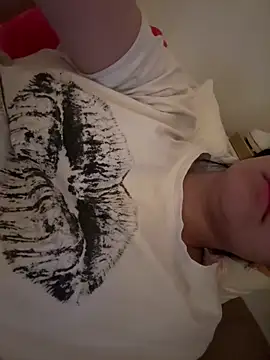 Prettylilgirll online show from April 15, 1:37 pm