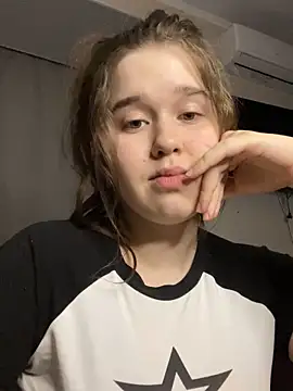 Snapshot of HornyGirlH chatting on January 31, 3:30 am HornyGirlH online show from January 31, 3:30 am