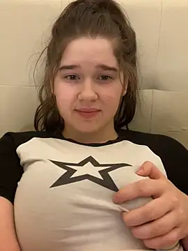 Snapshot of HornyGirlH chatting on February 9, 3:43 am HornyGirlH online show from February 9, 3:43 am