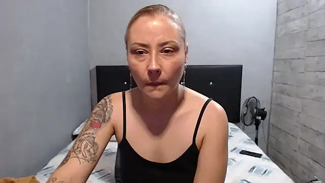 Snapshot of cataanderson_ chatting on June 10, 7:37 pm cataanderson online show from June 10, 7:37 pm