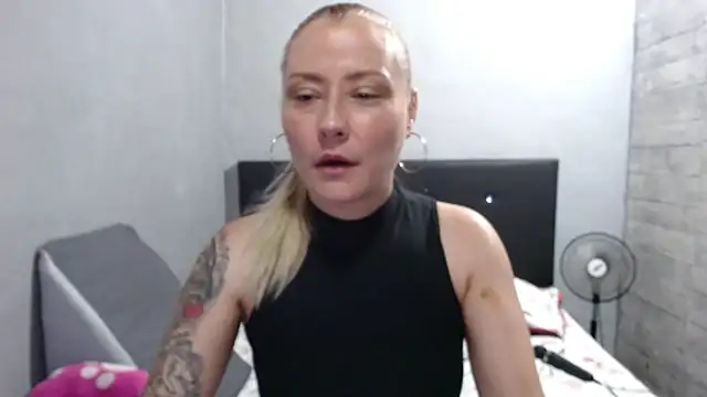 Snapshot of cataanderson_ chatting on July 29, 5:45 pm cataanderson online show from July 29, 5:45 pm