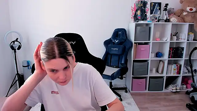 hotblonds online show from February 7, 11:18 am