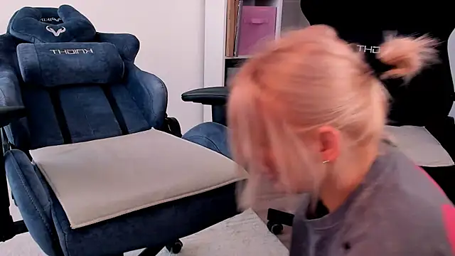 hotblonds online show from March 1, 11:43 am