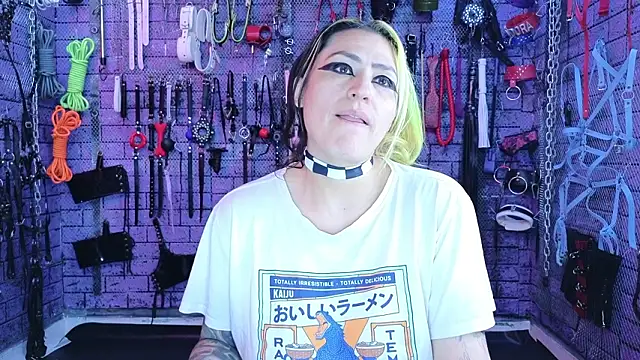 Snapshot of PANDORANEZZ chatting on February 9, 2:20 am PANDORANEZZ online show from February 9, 2:20 am