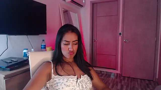 Snapshot of Brown_skin11 chatting on October 4, 11:28 pm Brown skin11 online show from October 4, 11:28 pm