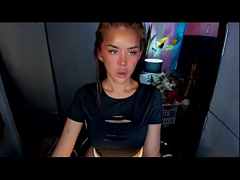 Snapshot of QuiinMollyXxX chatting on June 19, 1:22 am QuiinMollyXxX online show from June 19, 1:22 am