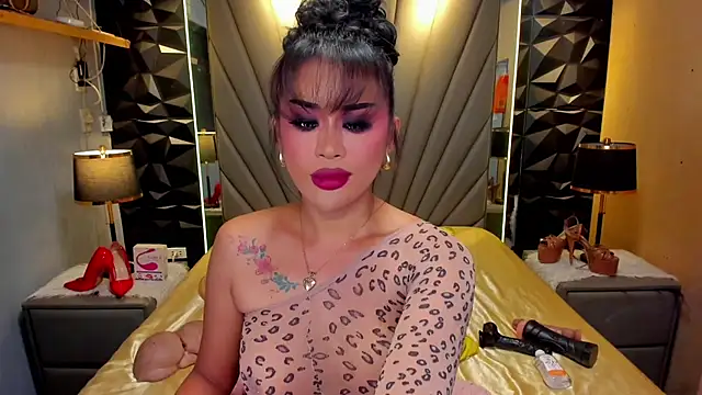 Snapshot of QuiinMollyXxX chatting on September 28, 1:29 pm QuiinMollyXxX online show from September 28, 1:29 pm