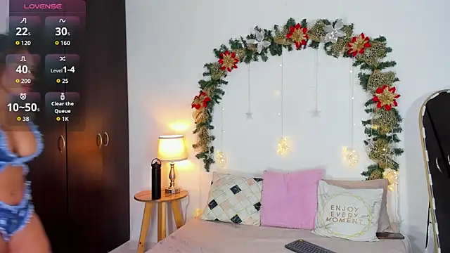 SarahCinnamon- online show from December 16, 8:57 pm