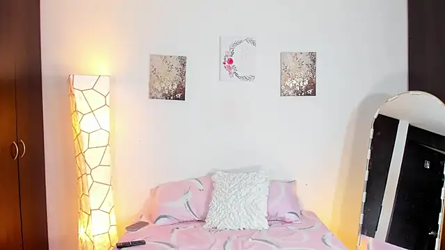 SarahCinnamon- online show from February 7, 8:39 pm