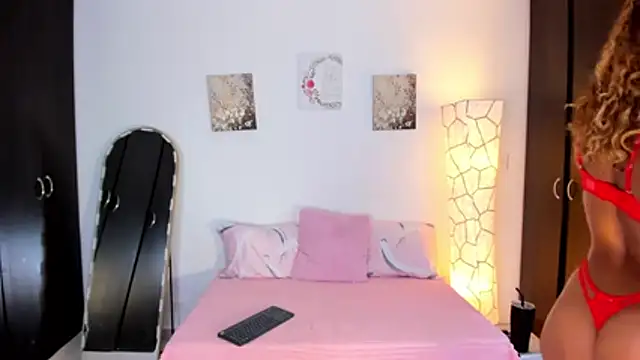 SarahCinnamon- online show from April 1, 8:17 pm