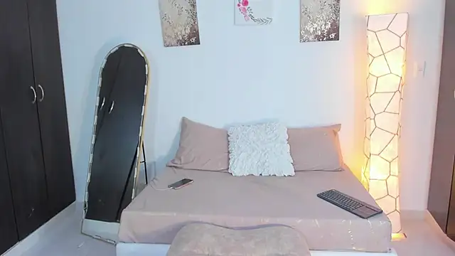 SarahCinnamon- online show from March 19, 8:09 pm