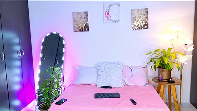 SarahCinnamon- online show from April 30, 8:57 pm