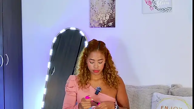 Snapshot of SarahCinnamon- chatting on June 26, 4:46 pm SarahCinnamon- online show from June 26, 4:46 pm