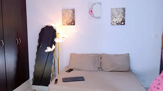 SarahCinnamon- online show from April 21, 8:37 pm