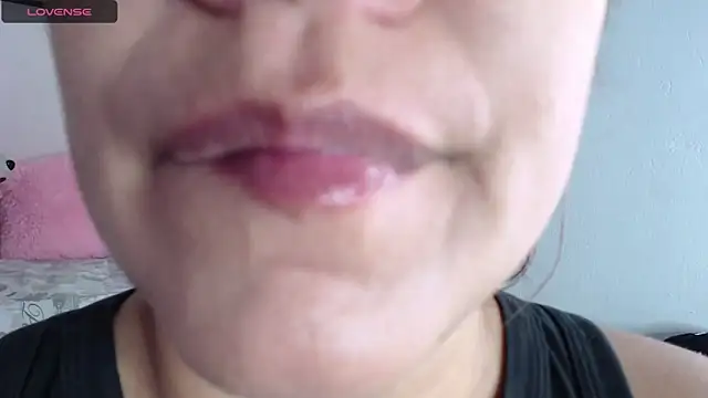 Snapshot of emiligrey_ chatting on December 31, 8:15 am emiligrey online show from December 31, 8:15 am