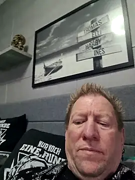 tomtom111111 online show from March 28, 2:51 pm