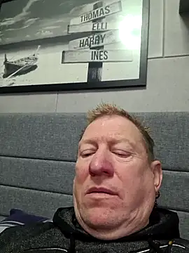 tomtom111111 online show from November 30, 11:22 am