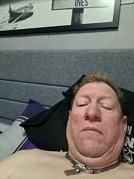 tomtom111111 online show from December 14, 10:32 am