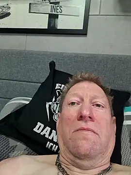 tomtom111111 online show from April 3, 2:01 pm