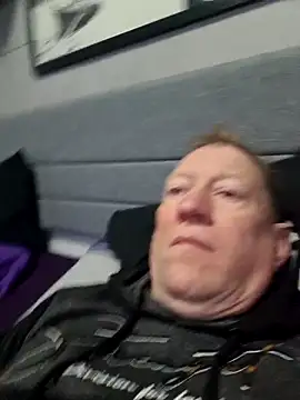 tomtom111111 online show from November 28, 1:22 pm