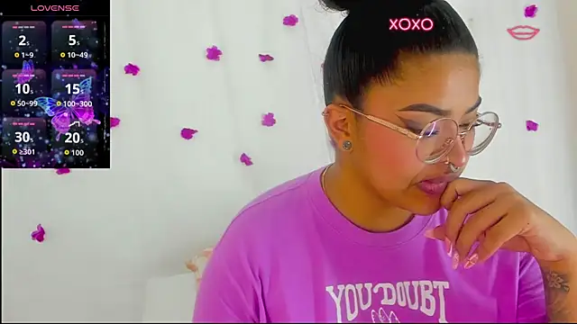 moana taylor online show from December 5, 8:17 pm