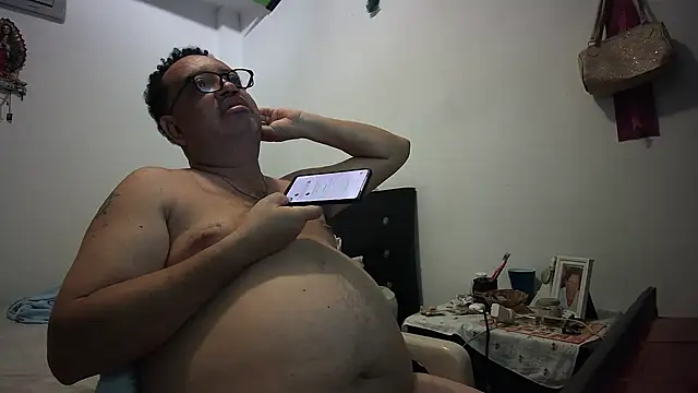 Snapshot of djtomxxx2777 chatting on October 11, 1:17 am djtomxxx2777 online show from October 11, 1:17 am