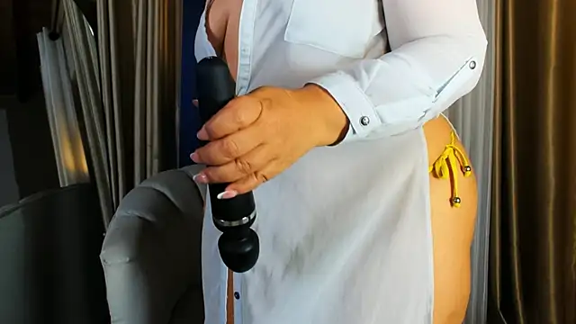 Snapshot of Madissononee chatting on November 8, 3:21 am Madissononee online show from November 8, 3:21 am