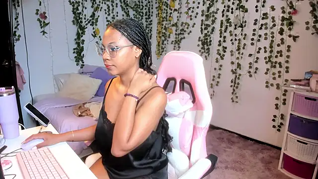 Snapshot of violeta_milleer chatting on June 5, 4:35 pm violeta milleer online show from June 5, 4:35 pm