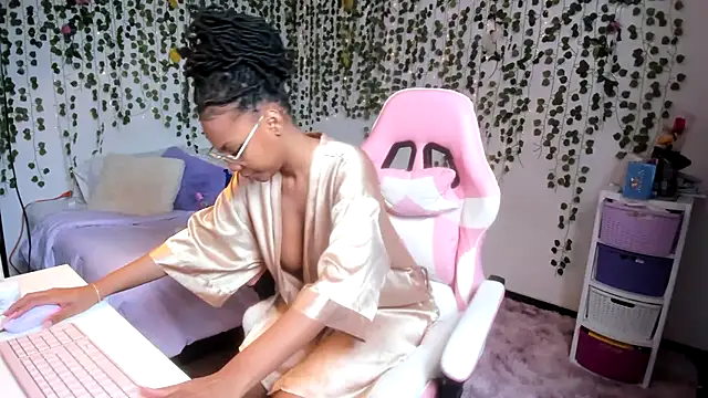 Snapshot of violeta_milleer chatting on November 7, 3:38 pm violeta milleer online show from November 7, 3:38 pm