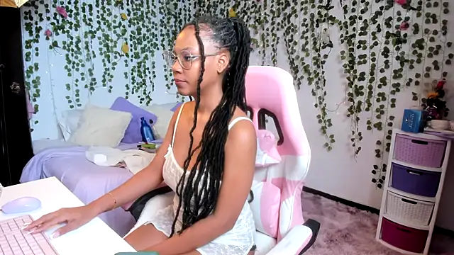 Snapshot of violeta_milleer chatting on November 23, 5:12 pm violeta milleer online show from November 23, 5:12 pm