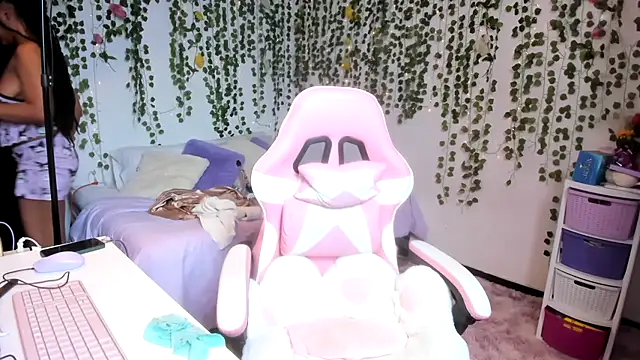 Snapshot of violeta_milleer chatting on November 18, 4:54 pm violeta milleer online show from November 18, 4:54 pm