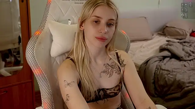 ho1yho1e online show from April 16, 9:39 pm