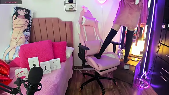 Snapshot of lilly_sweett chatting on January 14, 4:57 am lilly sweett online show from January 14, 4:57 am