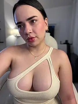 Snapshot of GeorginaJones chatting on February 2, 12:09 am GeorginaJones online show from February 2, 12:09 am