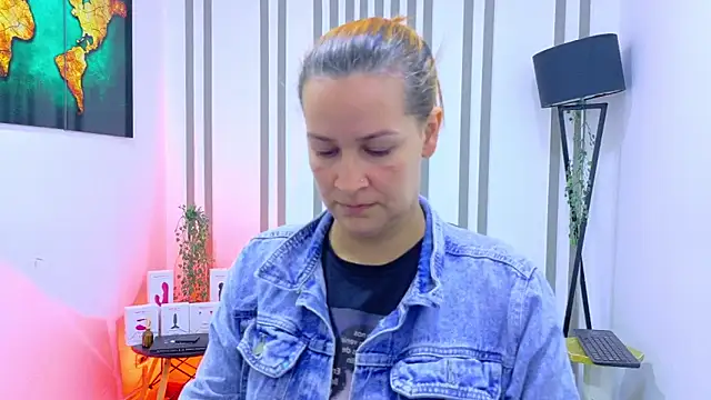 Snapshot of Britney_taylor_ chatting on December 15, 9:09 pm Britney taylor online show from December 15, 9:09 pm