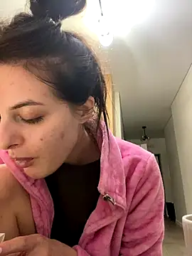 little belucci online show from December 3, 2:49 pm